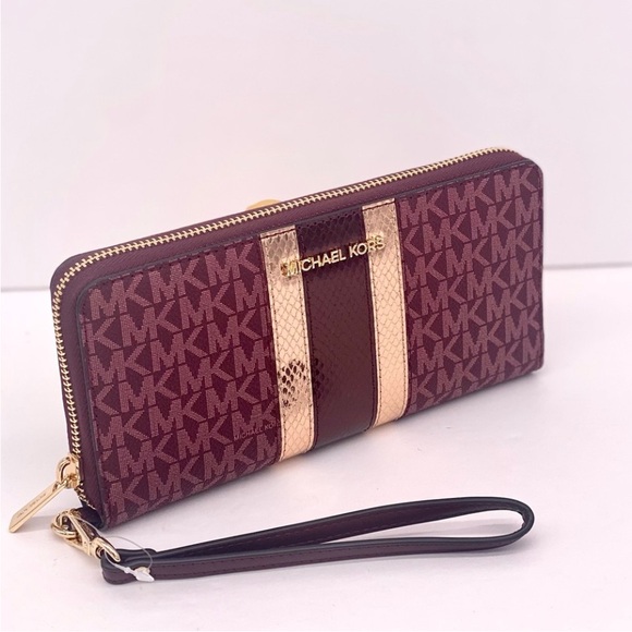 Michael Kors Jet Set
Travel Large Signature
Logo and Metallic Continental Wallet - Picture 8 of 11